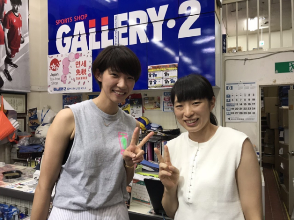 全日本女子バレー石井優希選手 山岸あかね選手ご来店 新宿店４fバレーボール バレーボール専門店 スポーツショップgallery 2 スポーツ用品の超専門店 通販