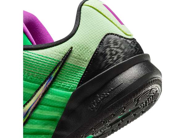 サブリナ・イオネスク3rdシグネチャーシューズ『NIKE SABRINA 3 EP